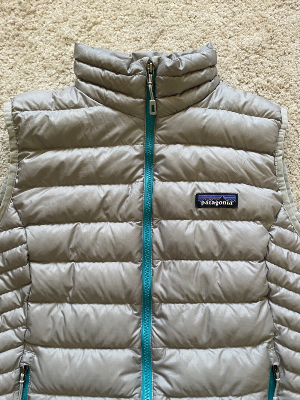 Patagonia Women’s Light Gray Quilted Down Vest with Teal Zippers size M - Picture 3 of 10